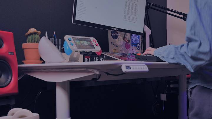 在家工作的设计师的 Mac 工作桌分享