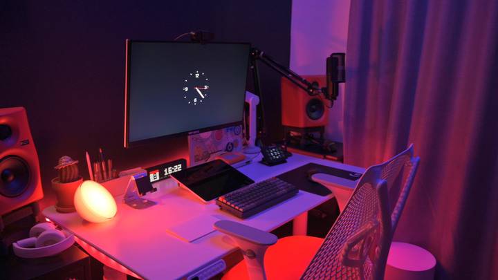 在家工作的设计师的 Mac 工作桌分享