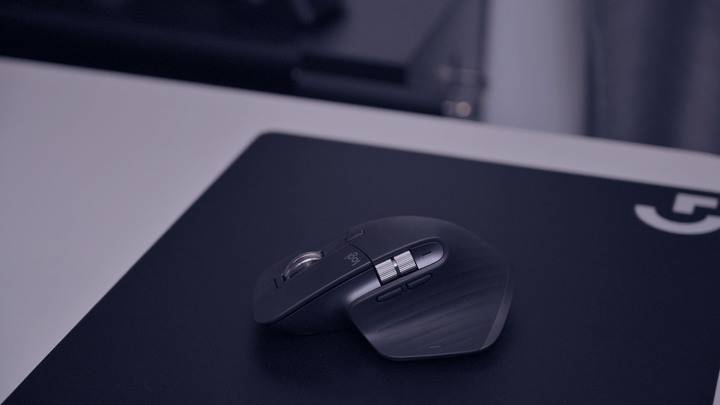 在家工作的设计师的 Mac 工作桌分享