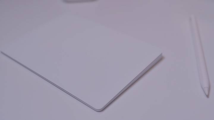 在家工作的设计师的 Mac 工作桌分享