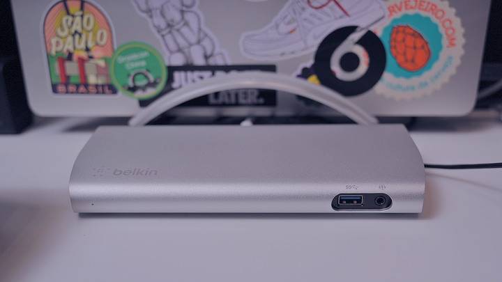在家工作的设计师的 Mac 工作桌分享