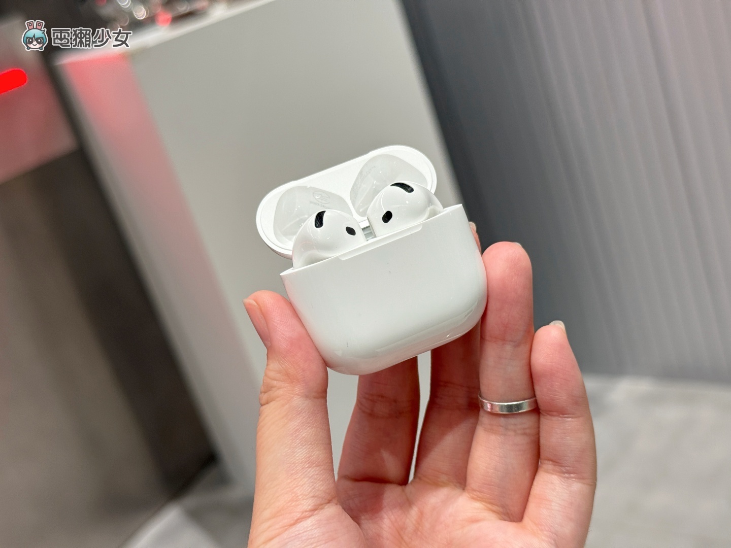 AirPods 4 蛇年特别款限量开卖！ AirPods 4 主动降噪和一般版差在哪？ 价差 1,500 元能获得哪些功能？