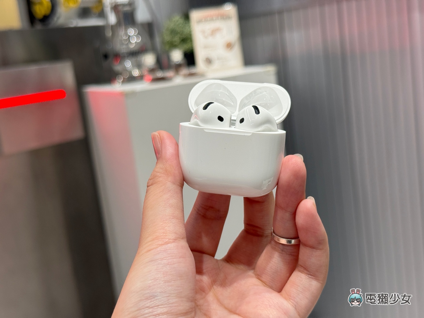 AirPods 4 蛇年特别款限量开卖！ AirPods 4 主动降噪和一般版差在哪？ 价差 1,500 元能获得哪些功能？