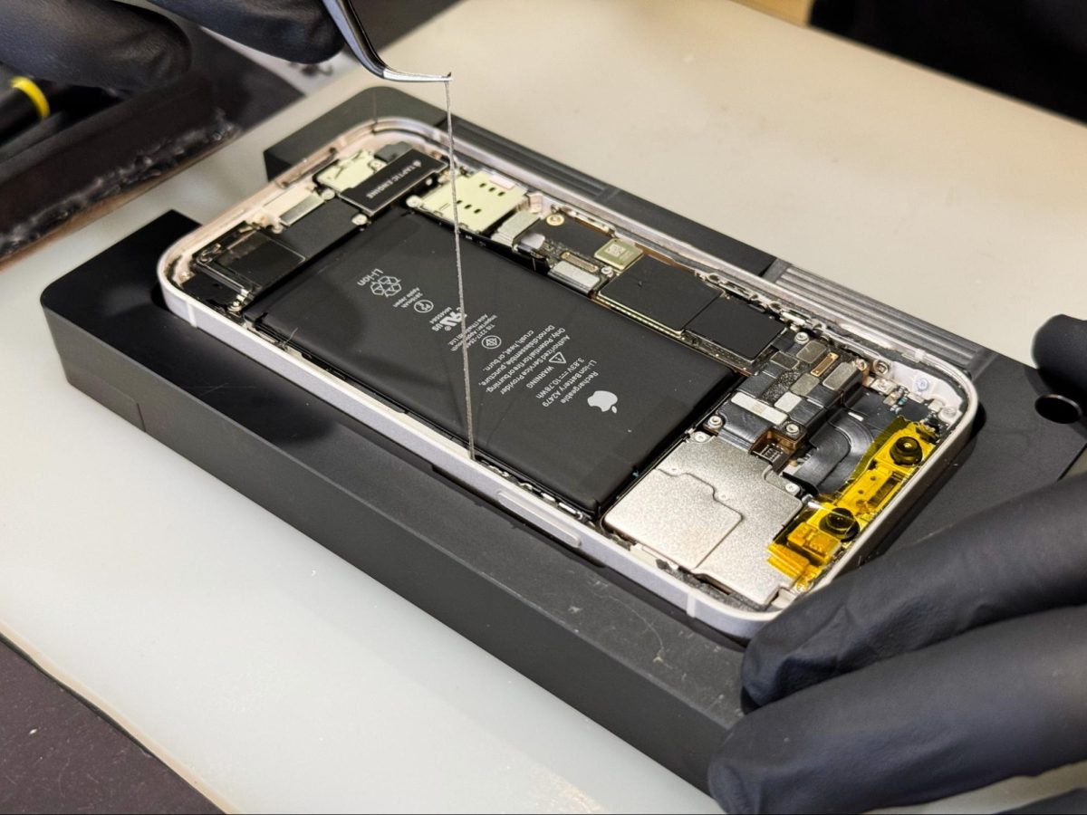 iPhone 16 / 16 Pro 萤幕缝隙能插纸是瑕疵吗？组装公差不影响日常使用与防水效果