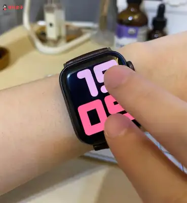用这个隐藏技巧让你的 Apple Watch 读出目前时间